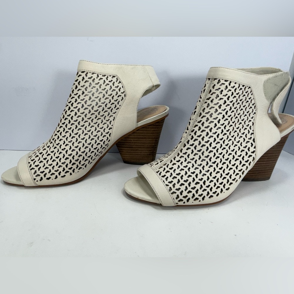 Vince Camuto VC-Dastana Ivory Leather Shoes with Cut Out Design
